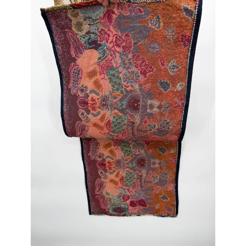 Unbranded table runner
